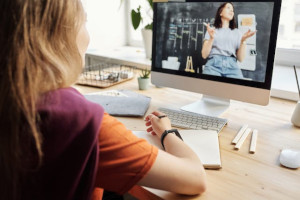 Jeune fille suivant un cours en ligne